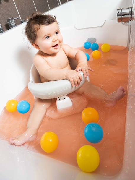 Le siège ou l'anneau de bain pour bébé : conseils pour bien l