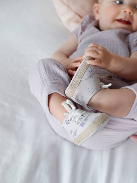Chaussons lacés souples bébé fille lilas 