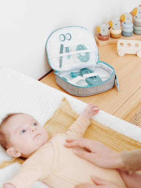 Trousse de toilette bébé : les 10 essentiels à avoir