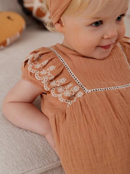 Ensemble brodé bébé :  blouse + short + bandeau en gaze de coton caramel 