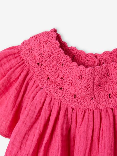 Blouse en gaze de coton bébé encolure en crochet fuchsia 